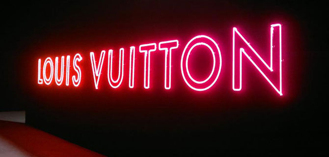 lettres néon enseigne lumineuse Louis Vuitton